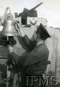 Sierpień 1944, brak miejsca.
ORP Piorun, marynarz uderza w dzwon pokładowy.
Fot. NN, Instytut Polski i Muzeum im. gen. Sikorskiego w Londynie [szuflada 39, sygnatura 40189]