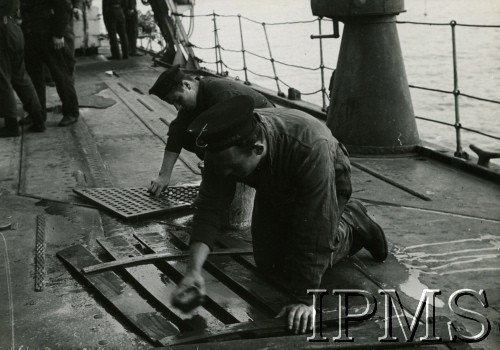 Sierpień 1944, brak miejsca.
ORP Piorun, marynarze podczas prac porządkowych na pokładzie.
Fot. NN, Instytut Polski i Muzeum im. gen. Sikorskiego w Londynie [szuflada 39, sygnatura 40157]