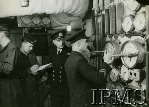 1940-1946, brak miejsca.
ORP Błyskawica, kapitan Wacław Trzebiński sprawdza pomiary.
Fot. NN, Instytut Polski i Muzeum im. gen. Sikorskiego w Londynie [szuflada 39, sygnatura 4376]