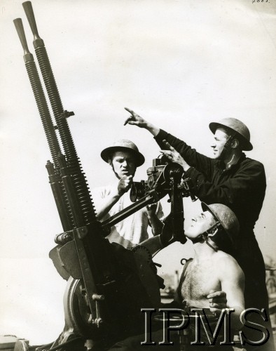 1940-1946, brak miejsca.
ORP Błyskawica, artylerzyści przy dziale przeciwlotniczym.
Fot. NN, Instytut Polski i Muzeum im. gen. Sikorskiego w Londynie [szuflada 39, sygnatura 7083]