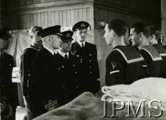 1940-1945, Wielka Brytania.
Promocja w Szkole Podchorążych Marynarki Wojennej, od lewej stoją: Aleksander Hulewicz, NN, admirał Jerzy Świrski, kmdr por. Ludwik Ziębicki, porucznik Andrzej Jaraczewski.
Fot. NN, Instytut Polski i Muzeum im. gen. Sikorskiego w Londynie [szuflada 39, sygnatura 8506]
