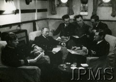 1940-1946, brak miejsca.
Załoga ORP Garland (od lewej): kpt Bolesław Biskupski, kdr Konrad Namieśniowski, por. Antoni Tyc, lekarz Wilhelm Ząbroń, porucznik Haryley, B. Maciejewski.
Fot. NN, Instytut Polski i Muzeum im. gen. Sikorskiego w Londynie [szuflada 39, sygnatura 30791]