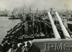 1942, brak miejsca.
Wizyta prezydenta Władysława Raczkiewicza na ORP Krakowiak.
Fot. NN, Instytut Polski i Muzeum im. gen. Sikorskiego w Londynie [szuflada 39, sygnatura 12152]