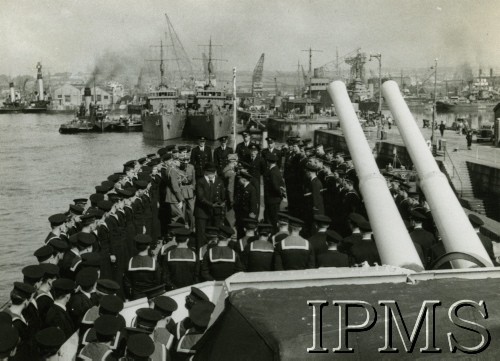 1942, brak miejsca.
Wizyta prezydenta Władysława Raczkiewicza na ORP Krakowiak.
Fot. NN, Instytut Polski i Muzeum im. gen. Sikorskiego w Londynie [szuflada 39, sygnatura 12152]