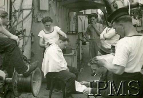 Lipiec 1944, brak miejsca.
ORP Piorun, fryzjer strzyże marynarza.
Fot. NN, Instytut Polski i Muzeum im. gen. Sikorskiego w Londynie [szuflada 39, sygnatura 40158]