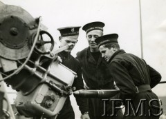 1940-1946, brak miejsca.
ORP Garland, ładowanie amunicji.
Fot. NN, Instytut Polski i Muzeum im. gen. Sikorskiego w Londynie sygnatura 9132 [szuflada 39, sygnatura 9132]