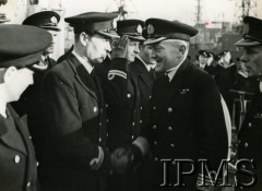 18.11.1942, Glasgow, Szkocja, Wielka Brytania.
Zastępca szefa Kierownictwa Marynarki Wojennej RP Karol Korytowski wita się z oficerami ORP Orkan podczas uroczystości podniesienia polskiej bandery. Od prawej stoją: dowódca ORP Orkan Stanisław Hryniewiecki, Karol Korytowski.
Fot. NN, Instytut Polski i Muzeum im. gen. Sikorskiego w Londynie [szuflada 39, sygnatura KEY-1915-17]