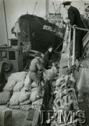 1940-1946, brak miejsca.
ORP Garland, przeładunek zaopatrzenia. Na pokładzie stoi ppor. K. Zubkowski. W tle statek 
