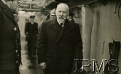 1943, brak miejsca.
Premier RP Tomasz Arciszewski na pokładzie ORP Conrad, za nim minister spraw wojskowych generał Marian Kukiel.
Fot. NN, Instytut Polski i Muzeum im. gen. Sikorskiego w Londynie [szuflada 39]