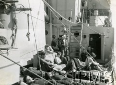 1941-1946, brak miejsca.
Niszczyciel ORP Krakowiak na morzu, marynarze wypoczywają na pokładzie jednostki.
Fot. NN, Instytut Polski i Muzeum im. gen. Sikorskiego w Londynie [szuflada 39, sygnatura 13819]