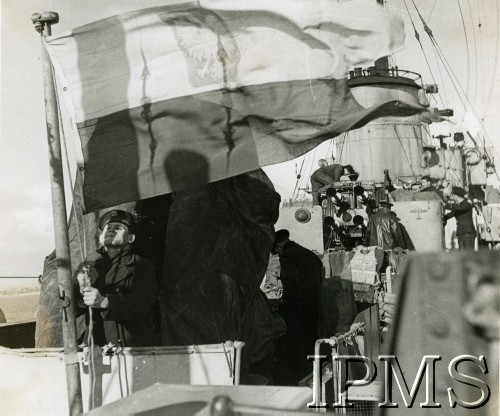 1941-1946, brak miejsca.
Niszczyciel ORP Krakowiak na morzu, marynarze na pokładzie jednostki.
Fot. NN, Instytut Polski i Muzeum im. gen. Sikorskiego w Londynie [szuflada 39, sygnatura KEY-1915-25]