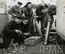 1941-1946, brak miejsca.
Załoga ORP Krakowiak ładuje proch do pocisków.
Fot. NN, Instytut Polski i Muzeum im. gen. Sikorskiego w Londynie [szuflada 39, sygnatura KEY-1915-56]