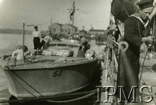 1941, brak miejsca.
Przygotowania do wyprawy ORP Krakowiak na wyspy Lofoty na Morzu Norweskim.
Fot. NN, Instytut Polski i Muzeum im. gen. Sikorskiego w Londynie [szuflada 39]