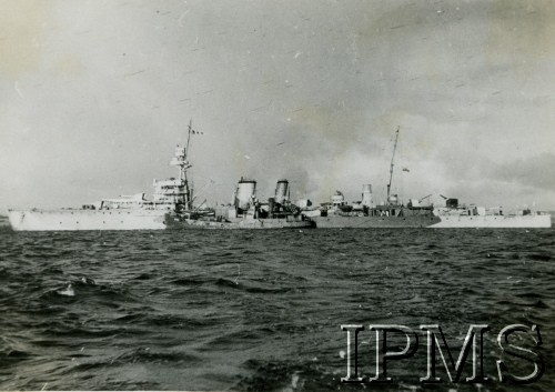 Marzec 1944, brak miejsca.
Krążownik ORP Dragon na morzu.
Fot. NN, Instytut Polski i Muzeum im. gen. Sikorskiego w Londynie [szuflada 39]