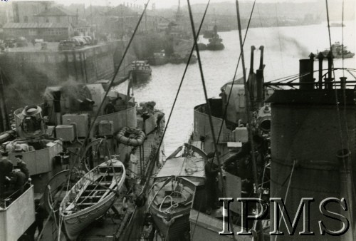 1941-1946, Plymouth, Anglia, Wielka Brytania.
ORP Kujawiak i ORP Krakowiak w porcie.
Fot. NN, Instytut Polski i Muzeum im. gen. Sikorskiego w Londynie [szuflada 39, sygnatura 14050]