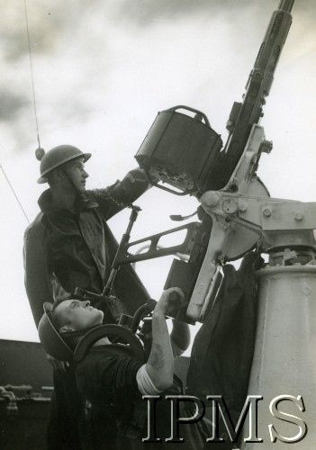 Lipiec 1944, brak miejsca.
ORP Ślązak, marynarze celują z działa przeciwlotniczego.
Fot. NN, Instytut Polski i Muzeum im. gen. Sikorskiego w Londynie [szuflada 39, sygnatura 12201]