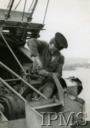Lipiec 1944, brak miejsca.
ORP Ślązak, marynarz podczas pracy na pokładzie.
Fot. NN, Instytut Polski i Muzeum im. gen. Sikorskiego w Londynie [szuflada 39, sygnatura 12203]