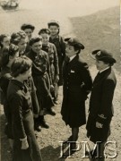 Lipiec 1944, Londyn, Anglia, Wielka Brytania.
Ewa Milczewska - oficer kobiecego korpusu pomocniczego służby morskiej (Women's Royal Naval Service) - rozmawia z ochotniczkami.
Fot. NN, Instytut Polski i Muzeum im. gen. Sikorskiego w Londynie [szuflada 39]