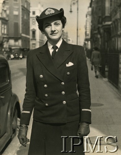 Lipiec 1944, Londyn, Anglia, Wielka Brytania.
Ewa Milczewska - oficer kobiecego korpusu pomocniczego służby morskiej (Women's Royal Naval Service)
Fot. NN, Instytut Polski i Muzeum im. gen. Sikorskiego w Londynie [szuflada 39]