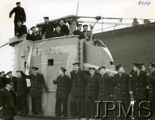 1941, brak miejsca.
Załoga ORP Sokół na kiosku, wśród marynarzy Rybicki (z papierosem, 1. od lewej) i Domicz (pod flagą).
Fot. NN, Instytut Polski i Muzeum im. gen. Sikorskiego w Londynie [szuflada 40, sygnatura 8074]