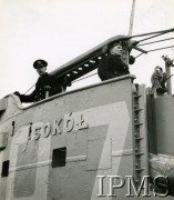 1941-1946, brak miejsca.
ORP Sokół, kapitan Bolesław Romanowski (1. od lewej) stoi na kiosku.
Fot. NN, Instytut Polski i Muzeum im. gen. Sikorskiego w Londynie [szuflada 40, sygnatura 3059]