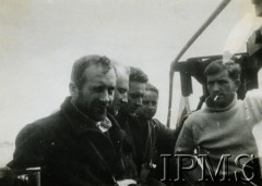 Luty 1944, Morze Śródziemne.
Dowódca ORP Dzik Bolesław Romanowski (1. z lewej) z oficerami.
Fot. NN, Instytut Polski i Muzeum im. gen. Sikorskiego w Londynie [szuflada 40, sygnatura 40052]