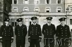 Marzec 1943, brak miejsca.
Oficerowie ORP Sokół (od lewej): kapitan Bolesław Romanowski, porucznik Andrzej Kłopotowski, porucznik Andrzej Guzowski, podporucznik Tadeusz Noworol, podporucznik Gustaw Plewako.
Fot. NN, Instytut Polski i Muzeum im. gen. Sikorskiego w Londynie [szuflada 40, sygnatura 13035]