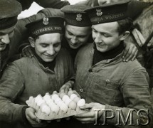 Lata 40., brak miejsca.
Polscy marynarze.
Fot. NN, Instytut Polski i Muzeum im. gen. Sikorskiego w Londynie [szuflada 40, sygnatura KEY-1915-43]