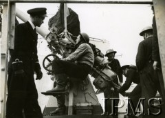 1940-1946, brak miejsca.
ORP Garland, załoga przy dziale przeciwlotniczym.
Fot. NN, Instytut Polski i Muzeum im. gen. Sikorskiego w Londynie [szuflada 40, sygnatura 13476]