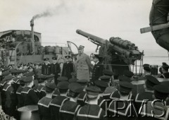 11.03.1941, brak miejsca.
Generał Władysław Sikorski przemawia na ORP Piorun. 
Fot. NN, Instytut Polski i Muzeum im. gen. Sikorskiego w Londynie [szuflada 40, sygnatura 4403]