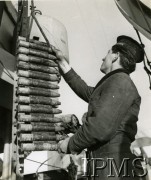 Lata 40., brak miejsca.
Artylerzysta z amunicją.
Fot. NN, Instytut Polski i Muzeum im. gen. Sikorskiego w Londynie [szuflada 40, sygnatura KEY-1915-28]