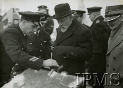 1943, brak miejsca.
Premier RP Tomasz Arciszewski  (w środku) i minister spraw wojskowych generał Marian Kukiel (1. od prawej) na pokładzie ORP Conrad.
Fot. NN, Instytut Polski i Muzeum im. gen. Sikorskiego w Londynie