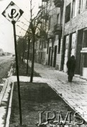 1942-1945, Polska.
Symbol Polski Walczącej (kotwica) namalowany na znaku drogowym.
Fot. Republic of Poland Ministry of Information Photo Service, Instytut Polski i Muzeum im. gen. Sikorskiego w Londynie [szuflada 41]