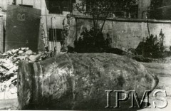 1944, Warszawa, Generalne Gubernatorstwo.
Niewypał bomby.
Fot. NN, Instytut Polski i Muzeum im. gen. Sikorskiego w Londynie [szuflada 41]