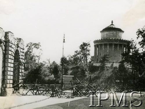 1944, Warszawa, Generalne Gubernatorstwo.
Zasieki przy wylocie ulicy Niecałej (Alberta I). Widok ulicy zamyka wodozbiór w Ogrodzie Saskim
Fot. NN, Instytut Polski i Muzeum im. gen. Sikorskiego w Londynie [szuflada 41, sygnatura 19033]
