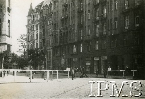 1940-1945, Warszawa, Generalne Gubernatorstwo.
Wylot ulicy Bagatela na plac Unii Lubelskiej (kamienica z wieżyczką przy ulicy Bagatela 9).
Sygn. 19041. Kontrola pieszych.