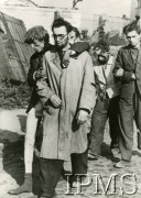 Październik 1944, Warszawa, Generalne Gubernatorstwo.
Kapitulacja powstania warszawskiego. Ludność cywilna opuszcza miasto.
Fot. NN, Instytut Polski i Muzeum im. gen. Sikorskiego w Londynie [szuflada 41, sygnatura 19031]
