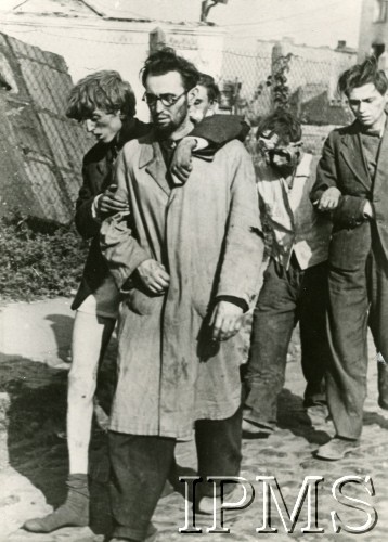 Październik 1944, Warszawa, Generalne Gubernatorstwo.
Kapitulacja powstania warszawskiego. Ludność cywilna opuszcza miasto.
Fot. NN, Instytut Polski i Muzeum im. gen. Sikorskiego w Londynie [szuflada 41, sygnatura 19031]