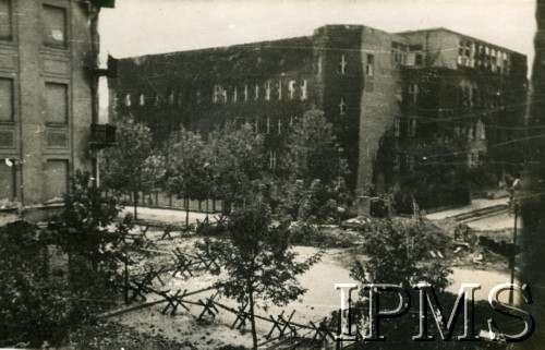 1940-1944, Warszawa, Generalne Gubernatorstwo.
Zasieki na warszawskiej ulicy.
Fot. NN, Instytut Polski i Muzeum im. gen. Sikorskiego w Londynie [szuflada 41, sygnatura 20503]