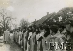 1944, Polska.
Żołnierze 77 Pułku Piechoty (Okręg Nowogródek Armii Krajowej) w białych maskujących ubraniach.
Fot. NN, Instytut Polski i Muzeum im. gen. Sikorskiego w Londynie [szuflada 41]