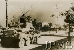 30.08.1944, Warszawa, Generalne Gubernatorstwo.
Niemiecki, opancerzony samochód rozpoznawczy klasy Schwerer Panzerspähwagen bierze udział w pacyfikacji powstania warszawskiego.
Fot. NN, Instytut Polski i Muzeum im. gen. Sikorskiego w Londynie [szuflada 41, sygnatura PM/19293]