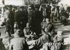 Październik 1944, Warszawa, Generalne Gubernatorstwo.
Żołnierze Armii Krajowej po kapitulacji powstania warszawskiego. 
Fot. NN, Instytut Polski i Muzeum im. gen. Sikorskiego w Londynie [szuflada 41]