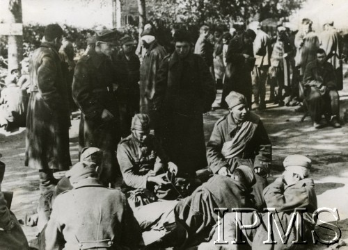 Październik 1944, Warszawa, Generalne Gubernatorstwo.
Żołnierze Armii Krajowej po kapitulacji powstania warszawskiego. 
Fot. NN, Instytut Polski i Muzeum im. gen. Sikorskiego w Londynie [szuflada 41]