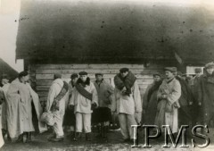 Styczeń 1944, Polska.
Żołnierze 77 Pułku Piechoty (Okręg Nowogródek Armii Krajowej) w białych maskujących ubraniach zimą.
 Fot. NN, Instytut Polski i Muzeum im. gen. Sikorskiego w Londynie [szuflada 41]