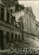 Wrzesień 1939, Warszawa, Polska. 
Zniszczenia na ulicy Jezuickiej na Starym Mieście, spowodowane niemieckimi nalotami bombowymi. Od lewej: Jezuicka 6, Jezuicka 4 - Miejskie Muzeum Pedagogiczne, Jezuicka 2.
Fot. Republic of Poland Ministry of Information Photo Service (Stratton House, Piccadilly, London), Instytut Polski i Muzeum im. gen. Sikorskiego w Londynie [szuflada 58, brak sygnatury]