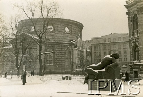 Zima 1939-1940, Warszawa, Generalne Gubernatorstwo. 
Kościół Ewangelicko-Augsburski pod wezwaniem Św. Trójcy na placu Małachowskiego. Na pierwszym planie pomnik ku czci poległych żołnierzy Polskiej Organizacji Wojskowej. W tle widoczny budynek Gimnazjum Męskiego im. M. Reya, po prawej narożnik budynku Towarzystwa Zachęty Sztuk Pięknych - 