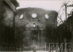 1939, Warszawa, Polska. 
Ruiny zbombardowanego przez Niemców Kościoła Ewangelicko-Augsburskiego pw Św. Trójcy na placu Małachowskiego. Widok z przejścia pomiędzy ul. Królewską a pl. Małachowskiego, po lewej gmach Zachęty, po prawej dom pastorski.
Fot. Republic of Poland Ministry of Information Photo Service (Stratton House, Piccadilly, London), Instytut Polski i Muzeum im. gen. Sikorskiego w Londynie [szuflada 58, brak sygnatury]