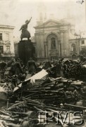 Październik 1939, Warszawa, Polska. 
Broń Wojska Polskiego zgromadzona przez Niemców na pl. Krasińskich po kapitulacji miasta. W środku widoczny pomnik Jana Kilińskiego, w tle kościół pw Matki Bożej Królowej Polski przy ulicy Długiej, po lewej narożnik domu Długa 22.
Fot. NN, Instytut Polski i Muzeum im. gen. Sikorskiego w Londynie [szuflada 58, sygnatura 6907]