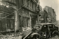 Wrzesień 1939, Warszawa, Polska. 
Wrak samochodu na ulicy Nowy Świat. Od prawej fragment zbombarowanej kamienicy Nowy Świat 61 ze sklepem obuwniczym firmy Bata, dalej ruiny kina 