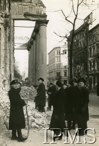 Jesień 1939, Warszawa, Polska. 
Sprzątanie gruzu w ruinach Giełdy przy ulicy Królewskiej 14. W tle od prawej widać kamienice: Królewska 39, 37, wylot ulicy Marszałkowskiej i narożną kamienicę Królewska 35.
Fot. NN, Instytut Polski i Muzeum im. gen. Sikorskiego w Londynie [szuflada 58, brak sygnatury]
